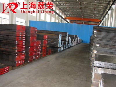 模具鋼是用來制造冷沖模、熱鍛模、壓鑄模等模具的鋼種。模具是機(jī)械制造、無線電儀表、電機(jī)、電器等工業(yè)部門中制造零件的主要加工工具。模具的質(zhì)量直接影響著壓力加工工藝的質(zhì)量、產(chǎn)品的精度產(chǎn)量和生產(chǎn)成本，而模具的
