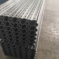 供應(yīng)貨架立柱重型通廊式倉儲可配送現(xiàn)貨q235菱形孔葫蘆孔立柱